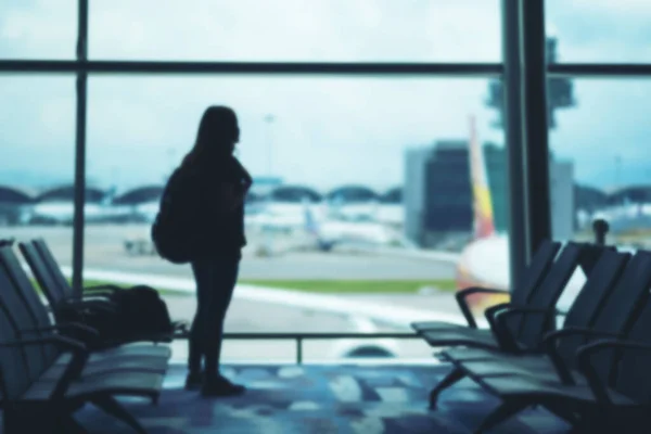 Μια Γυναίκα Ταξιδιώτη Σακίδιο Στο Αεροδρόμιο — Φωτογραφία Αρχείου