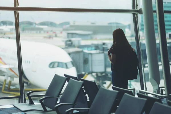 Kvinnlig Resenär Med Ryggsäck Flygplatsen — Stockfoto
