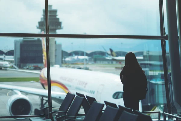 Havaalanında Sırt Çantalı Bir Kadın Yolcu — Stok fotoğraf