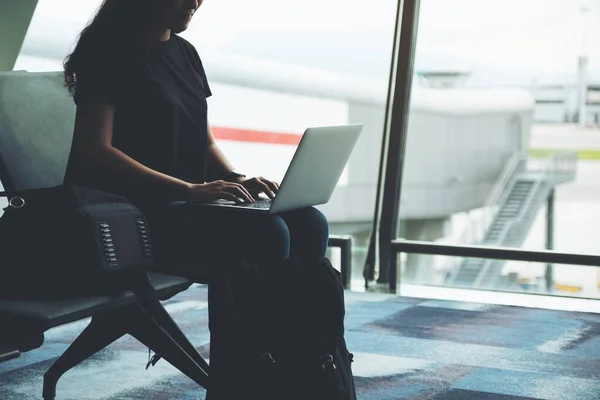 Kvinna Resenär Som Använder Bärbar Dator När Sitter Flygplatsen — Stockfoto