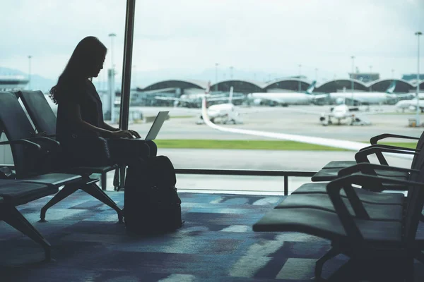 Žena Cestovatel Pomocí Notebooku Zatímco Sedí Letišti — Stock fotografie