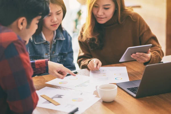 Drie Zakenman Met Laptop Tablet Tijdens Het Werken Bespreken Van — Stockfoto