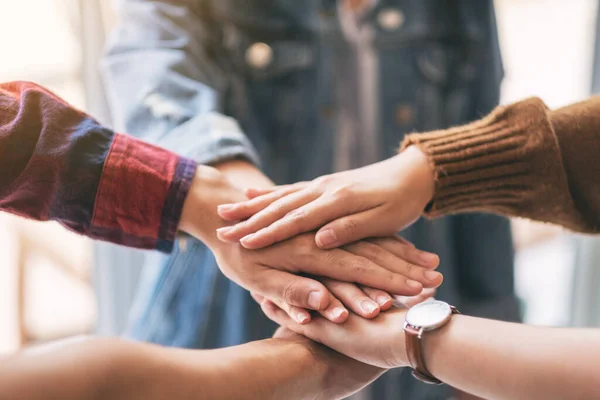 Imagen Primer Plano Del Hombre Negocios Poniendo Sus Manos Juntas — Foto de Stock