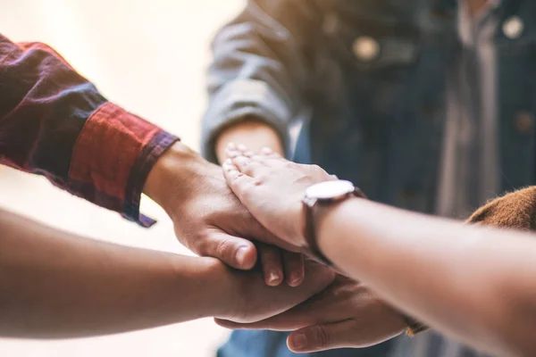 Imagen Primer Plano Del Hombre Negocios Poniendo Sus Manos Juntas — Foto de Stock