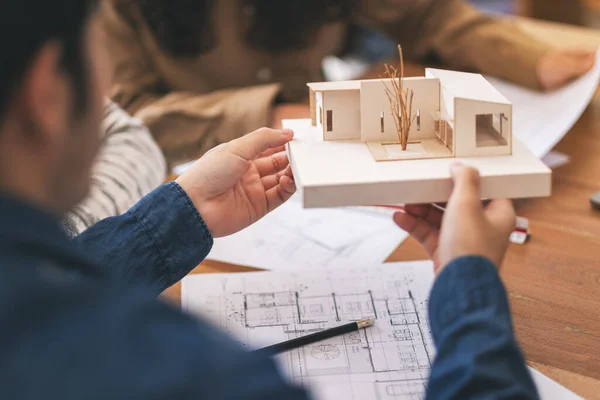 Grupo Arquitecto Sosteniendo Discutiendo Sobre Modelo Arquitectura Con Papel Dibujo —  Fotos de Stock