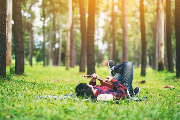 Hombre Jugando Ukelele Mientras Está Acostado Patio Verde — Foto de Stock