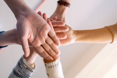 El ele tutuşan insanların düşük açılı görüntüsü