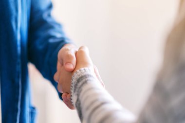 El sıkışan iki kişinin yakın çekim görüntüsü 