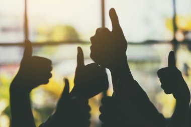 Birçok insanın ellerinin silüeti baş parmak işareti yapıyor.