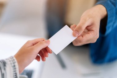 İki işadamı boş kartvizit veriyor. 