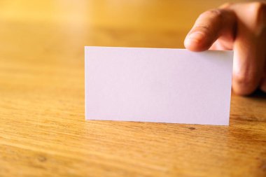 El ele tutuşmak ve boş kartvizit vermek. 