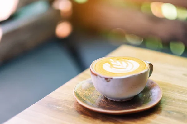 Uma Caneca Café Quente Com Leite Mesa Madeira Pela Manhã — Fotografia de Stock