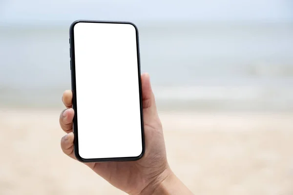 Obrázek Ruky Držící Zobrazující Černý Mobilní Telefon Prázdnou Obrazovkou Moře — Stock fotografie