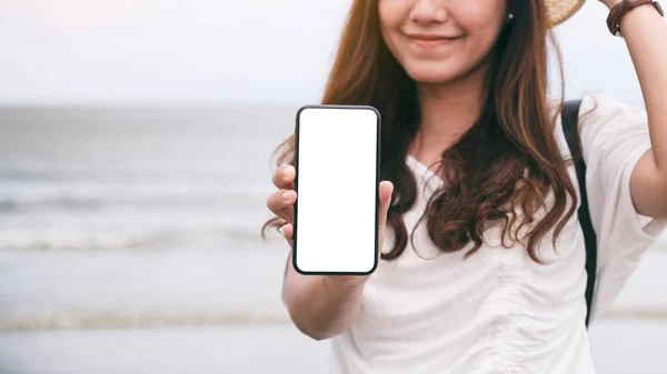 Mockup Obrázek Ženy Drží Ukazuje Černý Mobilní Telefon Prázdnou Plochu — Stock fotografie