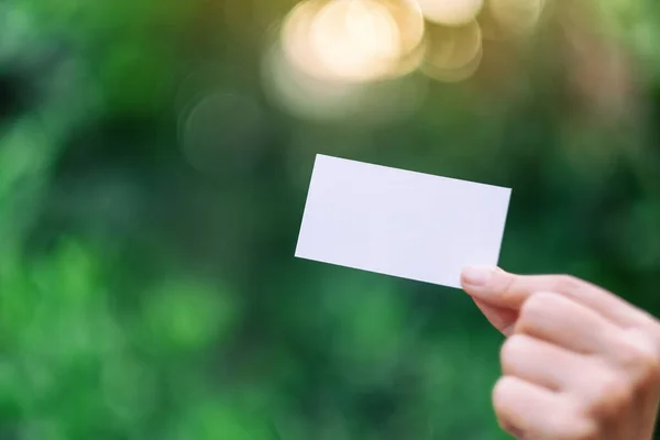 Uma Mão Segurando Cartão Branco Branco Com Fundo Natureza Verde — Fotografia de Stock