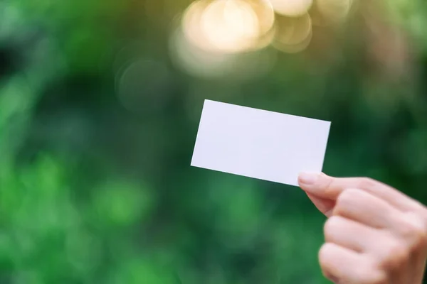 Una Mano Che Tiene Biglietto Visita Bianco Vuoto Con Sfondo — Foto Stock