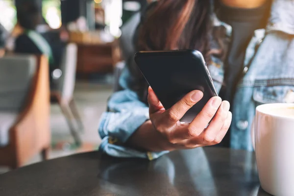 Primer Plano Imagen Una Hermosa Mujer Asiática Sosteniendo Utilizando Teléfono — Foto de Stock