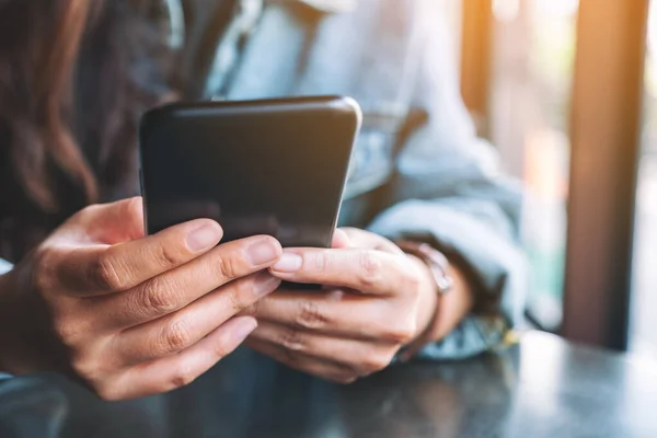 Imagen Cerca Una Mujer Sosteniendo Usando Mirando Teléfono Móvil —  Fotos de Stock