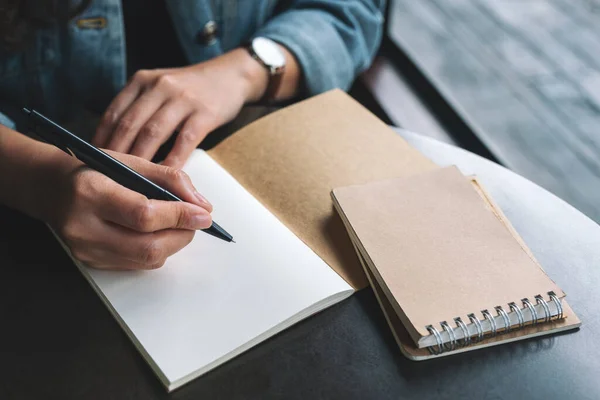 Nahaufnahme Einer Frau Die Auf Ein Leeres Notizbuch Auf Einem — Stockfoto