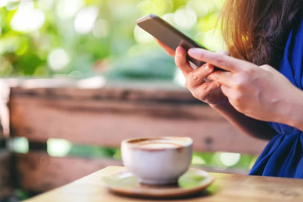 Primer Plano Imagen Una Hermosa Mujer Asiática Sosteniendo Utilizando Teléfono — Foto de Stock