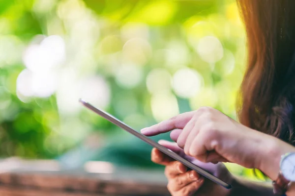 Imagen Primer Plano Una Mujer Sosteniendo Usando Tableta Mientras Está — Foto de Stock