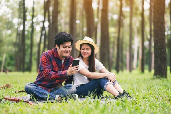 Una Pareja Joven Usando Mirando Teléfono Móvil Mientras Están Sentados —  Fotos de Stock