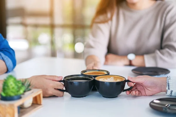 Close Imago Van Mensen Genoten Van Het Drinken Klappen Koffiebekers — Stockfoto