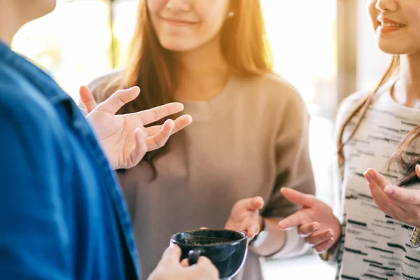 コーヒーを飲みながら話す人たち — ストック写真