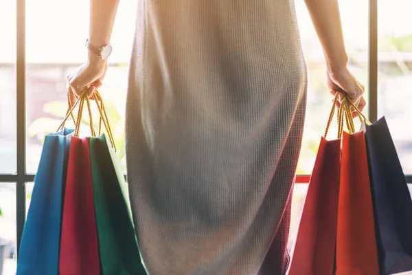 Close Afbeelding Van Een Vrouw Met Kleurrijke Boodschappentassen — Stockfoto