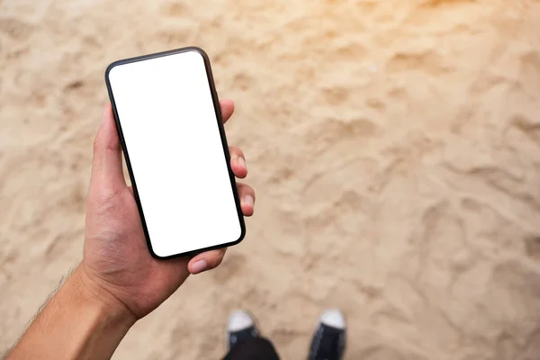 Mockup Obraz Muže Ruka Drží Černý Mobilní Telefon Prázdnou Plochu — Stock fotografie