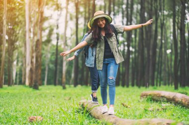 Bir grup gezgin ormanda yürürken kütükte yürüyor.