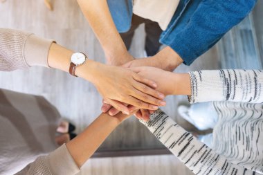 El ele tutuşan insanların üst görünümü