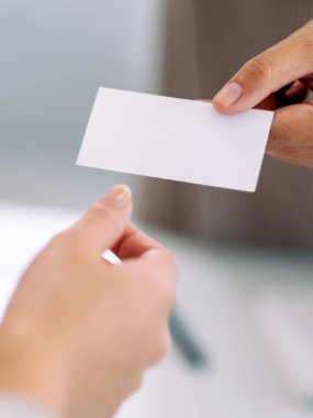 İki işadamı boş kartvizit veriyor. 