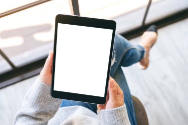 Siyah tabletli beyaz ekranlı bir kadının üst görünüm görüntüsü 