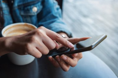 Cep telefonu ekranında bir kadının elleme ve dokunma görüntüsü