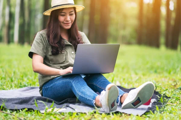 Piękna Azjatycka Kobieta Pracuje Pisze Klawiaturze Laptopa Siedząc Parku — Zdjęcie stockowe