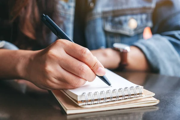 Imagem Close Uma Mulher Escrevendo Caderno Branco Mesa — Fotografia de Stock