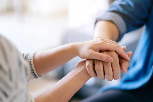 Uomo Una Donna Che Tengono Mano Conforto Compassione — Foto Stock