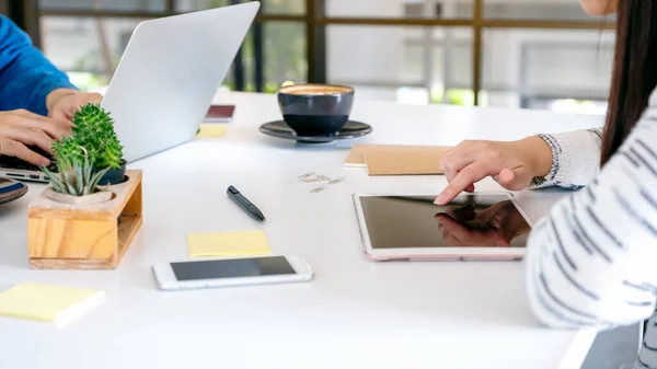 Persone Che Utilizzano Lavorano Computer Portatile Tablet Sul Tavolo Ufficio — Foto Stock