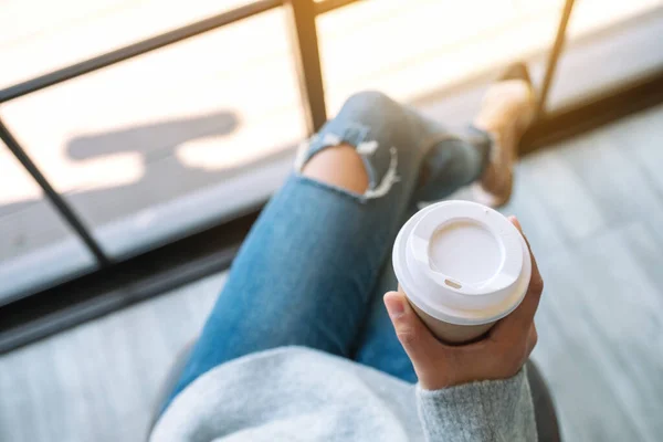 Image Vue Dessus Une Femme Assise Tenant Une Tasse Café — Photo