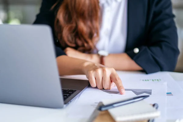 Imagen Primer Plano Mujer Negocios Señalando Con Dedo Papeleo Mientras —  Fotos de Stock