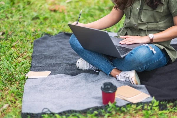 Kobieta Pracująca Pisząca Klawiaturze Laptopa Siedząc Parku — Zdjęcie stockowe