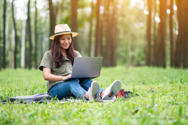 Piękna Azjatycka Kobieta Pracuje Pisze Klawiaturze Laptopa Siedząc Parku — Zdjęcie stockowe