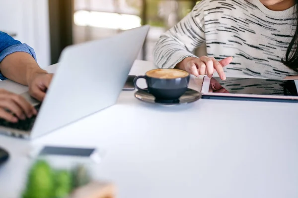 Personas Que Usan Trabajan Computadoras Portátiles Tabletas Mesa Oficina — Foto de Stock