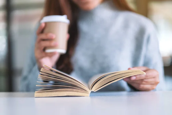 Close Afbeelding Van Een Vrouw Die Een Boek Vasthoudt Leest — Stockfoto