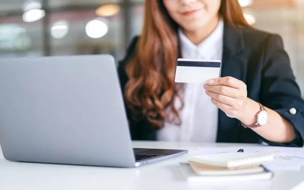Egy Ázsiai Üzletasszony Kezében Hitelkártya Használata Közben Laptop Irodában — Stock Fotó