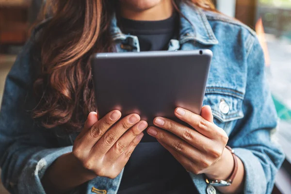 Imagen Primer Plano Una Mujer Sosteniendo Usando Tableta Mientras Está —  Fotos de Stock