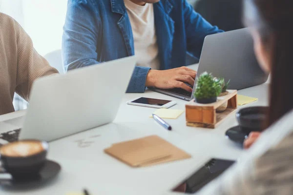 Mensen Die Laptop Tablet Kantoor Gebruiken Erop Werken — Stockfoto