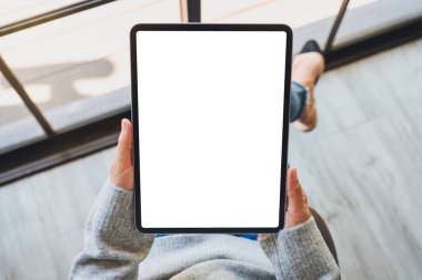 Siyah tabletli beyaz ekranlı bir kadının üst görünüm görüntüsü 