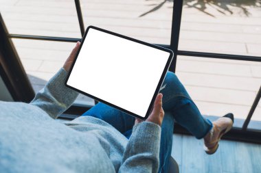 Siyah tabletli beyaz ekranlı bir kadının görüntüsü. 